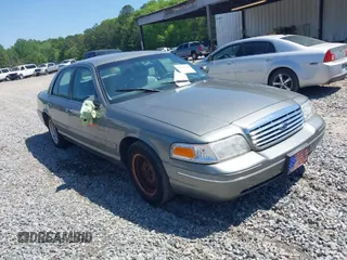 1999 Ford Crown Victoria LX z VIN 2FAFP74W8XX160853, wystawiony jako IAAI lot #41987108 z przebiegiem 100 582 mil mil oraz . Historia ofert i sprzedaży dostępna na DreamBid. Obrazek 1.