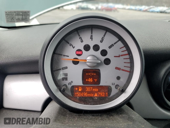 2008 MINI Hardtop with VIN WMWMF33538TU68174, listed as a Copart auction lot 52599285 with 150,496 mi miles and Salvage Title. Bid and sale history available at DreamBid. Image 9.