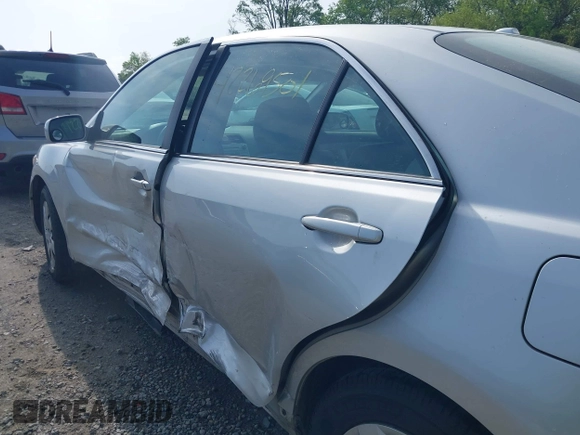 2011 Toyota Camry LE z VIN 4T1BF3EKXBU607307, wystawiony jako IAAI lot #42269501 z przebiegiem 153 051 mil mil oraz . Historia ofert i sprzedaży dostępna na DreamBid. Obrazek 16.