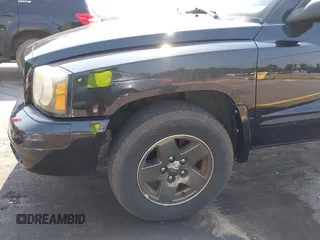 2006 Dodge Dakota SLT z VIN 1D7HE42NX6S666354, wystawiony jako IAAI lot #42394779 z przebiegiem 124 633 mil mil oraz . Historia ofert i sprzedaży dostępna na DreamBid. Obrazek 15.
