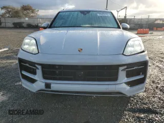 2024 Porsche Cayenne z VIN WP1AA2AY7RDA03399, wystawiony jako Copart lot #42403415 z przebiegiem 24 319 mil mil oraz Szkoda całkowita • Salvage title. Historia ofert i sprzedaży dostępna na DreamBid. Obrazek 5.