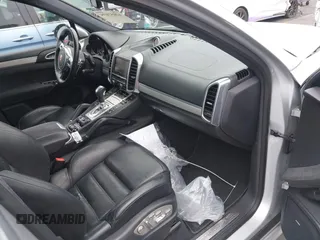 2014 Porsche Cayenne GTS z VIN WP1AD2A29ELA76227, wystawiony jako IAAI lot #42057978 z przebiegiem 92 174 mil mil oraz . Historia ofert i sprzedaży dostępna na DreamBid. Obrazek 5.