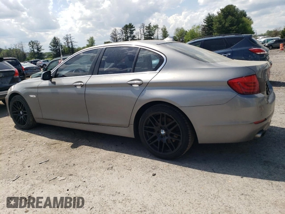 2013 BMW 5 Series 528i xDrive z VIN WBAXH5C52DD114878, wystawiony jako Copart lot #55486725 z przebiegiem 138 863 mil mil oraz Czysty tytuł • Clean title. Historia ofert i sprzedaży dostępna na DreamBid. Obrazek 2.