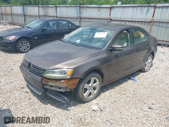 2012 Volkswagen Jetta TDI z VIN 3VWLL7AJ3CM349740, wystawiony jako IAAI lot #42576459 z przebiegiem 135 444 mil mil oraz . Historia ofert i sprzedaży dostępna na DreamBid. Obrazek 2.