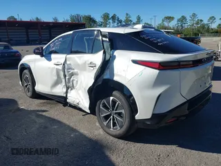 2024 Lexus RZ 300e Premium z VIN JTJABABB3RA002882, wystawiony jako IAAI lot #41262906 z przebiegiem 8 114 mil mil oraz . Historia ofert i sprzedaży dostępna na DreamBid. Obrazek 3.