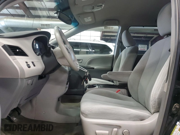 2014 Toyota Sienna LE AAS z VIN 5TDKK3DC9ES524468, wystawiony jako Copart lot #58170535 z przebiegiem 228 172 mil mil oraz Czysty tytuł • Clean title. Historia ofert i sprzedaży dostępna na DreamBid. Obrazek 7.
