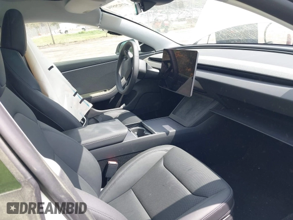2025 Tesla Model 3 Long Range z VIN 5YJ3E1EAXSF929042, wystawiony jako IAAI lot #41929594 z przebiegiem 116 mil mil oraz . Historia ofert i sprzedaży dostępna na DreamBid. Obrazek 5.