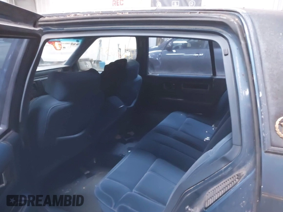 1990 Cadillac DeVille z VIN 1G6CD5331L4293427, wystawiony jako IAAI lot #41764635 z przebiegiem 198 499 mil mil oraz . Historia ofert i sprzedaży dostępna na DreamBid. Obrazek 8.