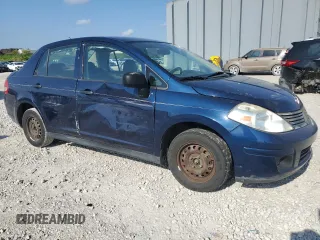 2009 Nissan Versa 1.6 z VIN 3N1CC11E49L499117, wystawiony jako Copart lot #56486285 z przebiegiem 129 114 mil mil oraz Szkoda całkowita • Salvage title. Historia ofert i sprzedaży dostępna na DreamBid. Obrazek 4.