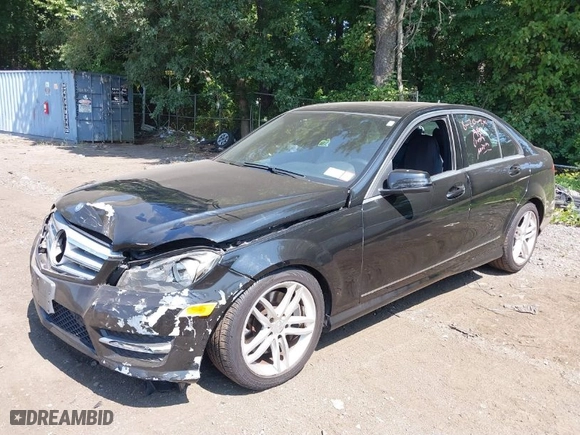 2013 Mercedes-Benz C-Class C 300 Sport with VIN WDDGF8AB2DA835261, listed as a IAAI auction lot 40195052 with 62,511 mi miles. Bid and sale history available at carsss.com. Image 2.