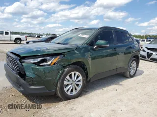 2023 Toyota Corolla Cross LE z VIN 7MUCAAAG1PV041391, wystawiony jako Copart lot #56947715 z przebiegiem 28 043 mil mil oraz Szkody całkowita. Historia ofert i sprzedaży dostępna na DreamBid. Obrazek 1.