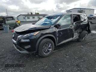 2023 Nissan Rogue S z VIN 5N1BT3AB4PC903094, wystawiony jako Copart lot #56675185 z przebiegiem Nie podano mil oraz Czysty tytuł • Clean title. Historia ofert i sprzedaży dostępna na DreamBid. Obrazek 1.