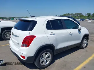 2022 Chevrolet Trax LS z VIN KL7CJNSM5NB544459, wystawiony jako IAAI lot #41995429 z przebiegiem 54 609 mil mil oraz . Historia ofert i sprzedaży dostępna na DreamBid. Obrazek 4.