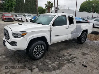 2022 Toyota Tacoma SR z VIN 3TYRZ5CN9NT022444, wystawiony jako Copart lot #56527775 z przebiegiem 31 086 mil mil oraz Czysty tytuł • Clean title. Historia ofert i sprzedaży dostępna na DreamBid. Obrazek 1.