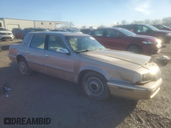 1992 Chrysler New Yorker z VIN 1C3XC66R8ND780848, wystawiony jako Copart lot #46454745 z przebiegiem 138 439 mil mil oraz Szkody całkowita. Historia ofert i sprzedaży dostępna na DreamBid. Obrazek 4.