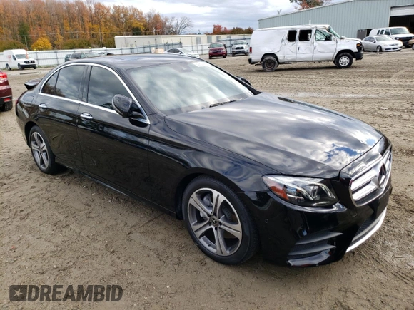 2018 Mercedes-Benz E-Class E 300 with VIN WDDZF4JBXJA371181, listed as a Copart auction lot 68609982 with 28,860 mi miles. Bid and sale history available at carsss.com. Image 4.