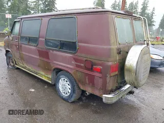 1991 Chevrolet Chevy Van z VIN 1GBEG25K0M7138789, wystawiony jako IAAI lot #42356002 z przebiegiem 137 404 mil mil oraz . Historia ofert i sprzedaży dostępna na DreamBid. Obrazek 3.