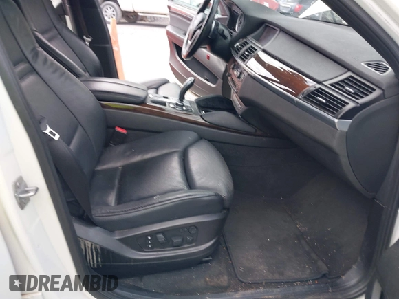 2013 BMW X6 xDrive35i z VIN 5UXFG2C59DL788319, wystawiony jako IAAI lot #42522879 z przebiegiem 158 589 mil mil oraz . Historia ofert i sprzedaży dostępna na DreamBid. Obrazek 5.