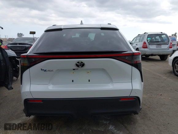 2023 Toyota bZ4X XLE z VIN JTMAAAAA1PA025511, wystawiony jako IAAI lot #41917340 z przebiegiem 17 460 mil mil oraz . Historia ofert i sprzedaży dostępna na DreamBid. Obrazek 16.