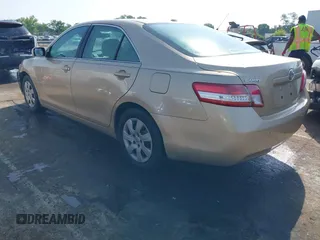2010 Toyota Camry z VIN 4T1BF3EK2AU097534, wystawiony jako IAAI lot #42244746 z przebiegiem 145 736 mil mil oraz . Historia ofert i sprzedaży dostępna na DreamBid. Obrazek 3.