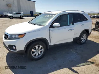 2013 Kia Sorento LX z VIN 5XYKT4A69DG423346, wystawiony jako Copart lot #61196225 z przebiegiem 132 595 mil mil oraz Szkoda całkowita • Salvage title. Historia ofert i sprzedaży dostępna na DreamBid. Obrazek 1.
