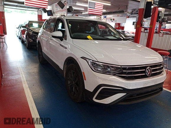 2024 Volkswagen Tiguan SE z VIN 3VV3B7AX0RM082514, wystawiony jako IAAI lot #42796136 z przebiegiem 27 247 mil mil oraz . Historia ofert i sprzedaży dostępna na DreamBid. Obrazek 28.