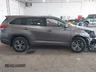 2017 Toyota Highlander LE with VIN 5TDBZRFH8HS386143, listed as a IAAI auction lot 42233604 with 44,507 mi miles and . Bid and sale history available at DreamBid. Image 12.