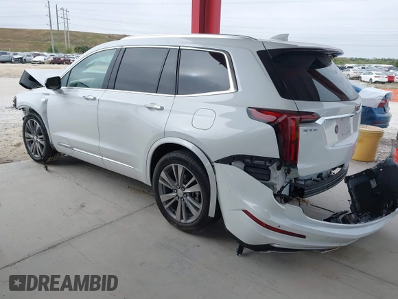 2024 Cadillac XT6 Premium Luxury z VIN 1GYKPERS5RZ741592, wystawiony jako IAAI lot #41327267 z przebiegiem 5 889 mil mil oraz . Historia ofert i sprzedaży dostępna na DreamBid. Obrazek 3.