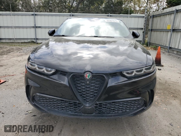 2024 Alfa Romeo Tonale Veloce z VIN ZASPATDW2R3054217, wystawiony jako Copart lot #49301915 z przebiegiem Nie podano mil oraz Nie do naprawy • Non repairable. Historia ofert i sprzedaży dostępna na DreamBid. Obrazek 5.