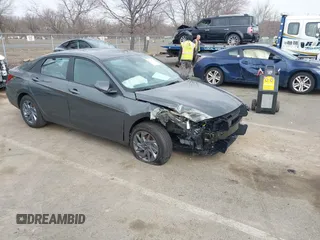 2024 Hyundai Elantra SEL z VIN KMHLM4DG9RU784034, wystawiony jako IAAI lot #41768840 z przebiegiem 8 606 mil mil oraz . Historia ofert i sprzedaży dostępna na DreamBid. Obrazek 1.
