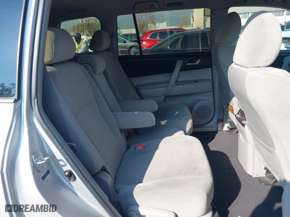 2011 Toyota Highlander with VIN 5TDZK3EH4BS039725, listed as a IAAI auction lot 41434516 with 220,992 mi miles. Bid and sale history available at carsss.com. Image 8.