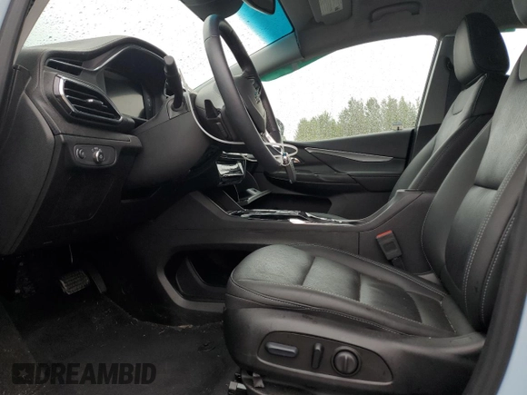 2023 Chevrolet Bolt EV 2LT z VIN 1G1FX6S09P4169595, wystawiony jako Copart lot #57400355 z przebiegiem 8545 mil mil oraz Szkody całkowita. Historia ofert i sprzedaży dostępna na DreamBid. Obrazek 7.