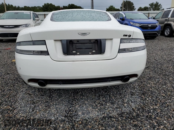 2011 Aston Martin DB9 z VIN SCFFDAAE8BGA13186, wystawiony jako Copart lot #74703544 z przebiegiem Nie podano mil oraz Szkody całkowita. Historia ofert i sprzedaży dostępna na DreamBid. Obrazek 6.