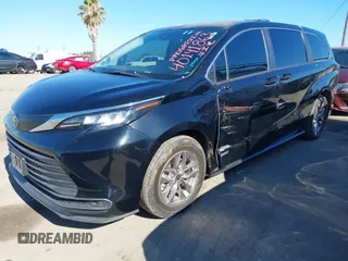 2021 Toyota Sienna LE with VIN 5TDKRKEC5MS043913, listed as a IAAI auction lot 40141863 with 89,439 mi miles. Bid and sale history available at carsss.com. Image 17.