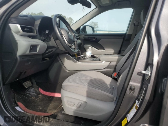 2022 Toyota Highlander LE z VIN 5TDBZRBHXNS566239, wystawiony jako Copart lot #49960015 z przebiegiem 47 997 mil mil oraz Szkoda całkowita • Salvage title. Historia ofert i sprzedaży dostępna na DreamBid. Obrazek 7.