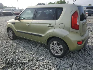 2013 Kia Soul + z VIN KNDJT2A61D7590104, wystawiony jako Copart lot #54177485 z przebiegiem 300 317 mil mil oraz Szkoda całkowita • Salvage title. Historia ofert i sprzedaży dostępna na DreamBid. Obrazek 2.