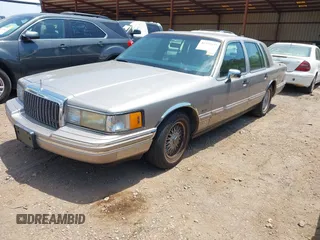 1994 Lincoln Town Car Signature z VIN 1LNLM82W2RY628475, wystawiony jako IAAI lot #42320445 z przebiegiem 107 346 mil mil oraz . Historia ofert i sprzedaży dostępna na DreamBid. Obrazek 2.