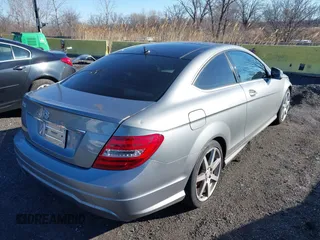 2013 Mercedes-Benz C 250 z VIN WDDGJ4HB7DG059283, wystawiony jako IAAI lot #41729557 z przebiegiem 119 419 mil mil oraz . Historia ofert i sprzedaży dostępna na DreamBid. Obrazek 4.