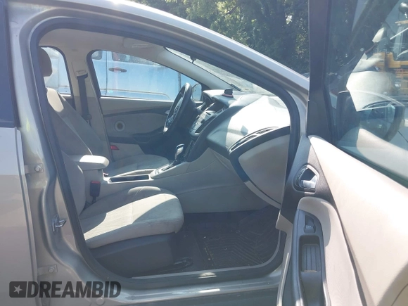 2016 Ford Focus SE z VIN 1FADP3F29GL361006, wystawiony jako IAAI lot #42387418 z przebiegiem 132 806 mil mil oraz . Historia ofert i sprzedaży dostępna na DreamBid. Obrazek 5.