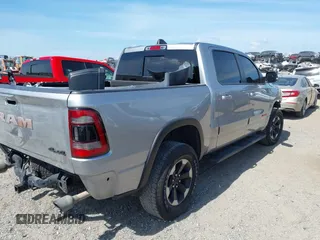 2022 Ram 1500 Rebel z VIN 1C6SRFLT2NN351050, wystawiony jako IAAI lot #41976882 z przebiegiem 59 490 mil mil oraz . Historia ofert i sprzedaży dostępna na DreamBid. Obrazek 4.