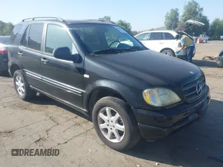 1999 Mercedes-Benz M 320/430/500 z VIN 4JGAB72E0XA075409, wystawiony jako IAAI lot #42531743 z przebiegiem 112 628 mil mil oraz . Historia ofert i sprzedaży dostępna na DreamBid. Obrazek 1.