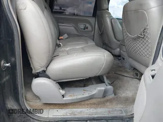 1999 Chevrolet Suburban with VIN 3GNFK16R6XG252736, listed as a IAAI auction lot 41897003 with 140,081 mi miles. Bid and sale history available at carsss.com. Image 8.