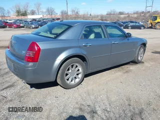 2006 Chrysler 300 C with VIN 2C3KA63HX6H518989, listed as a IAAI auction lot 41741341 with 134,636 mi miles. Bid and sale history available at carsss.com. Image 4.