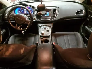 2015 Chrysler 200 Limited z VIN 1C3CCCABXFN670791, wystawiony jako Copart lot #55678725 z przebiegiem 148 988 mil mil oraz Szkody całkowita. Historia ofert i sprzedaży dostępna na DreamBid. Obrazek 8.