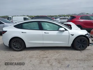 2024 Tesla Model 3 z VIN 5YJ3E1EAXRF853350, wystawiony jako IAAI lot #41946954 z przebiegiem Nie podano mil oraz . Historia ofert i sprzedaży dostępna na DreamBid. Obrazek 13.
