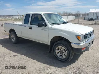 1996 Toyota Tacoma z VIN 4TAWM72N0TZ104841, wystawiony jako IAAI lot #41998335 z przebiegiem 15 710 mil mil oraz . Historia ofert i sprzedaży dostępna na DreamBid. Obrazek 1.