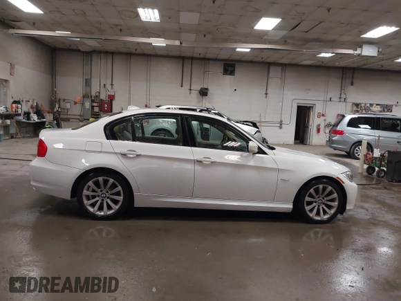 2011 BMW 3 Series 328i z VIN WBAPH5G57BNM82328, wystawiony jako IAAI lot #42130819 z przebiegiem 117 047 mil mil oraz . Historia ofert i sprzedaży dostępna na DreamBid. Obrazek 13.