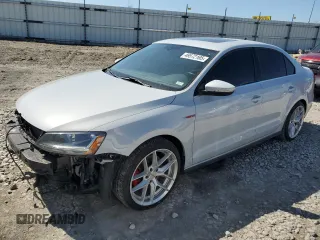2017 Volkswagen Jetta GLI z VIN 3VW4T7AJ5HM303709, wystawiony jako Copart lot #49572165 z przebiegiem 90 409 mil mil oraz Szkoda całkowita • Salvage title. Historia ofert i sprzedaży dostępna na DreamBid. Obrazek 1.