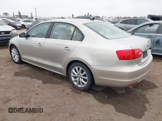 2014 Volkswagen Jetta SE z VIN 3VWD17AJ0EM247843, wystawiony jako IAAI lot #42385042 z przebiegiem 181 994 mil mil oraz . Historia ofert i sprzedaży dostępna na DreamBid. Obrazek 3.