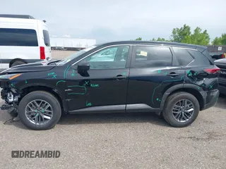 2023 Nissan Rogue S z VIN 5N1BT3AA1PC899142, wystawiony jako IAAI lot #42449369 z przebiegiem 48 754 mil mil oraz . Historia ofert i sprzedaży dostępna na DreamBid. Obrazek 14.